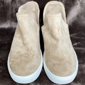 New Cushionaire Shoes Womens 6 Hero Casual Hidden Wedge Slip On Tan Faux Suede